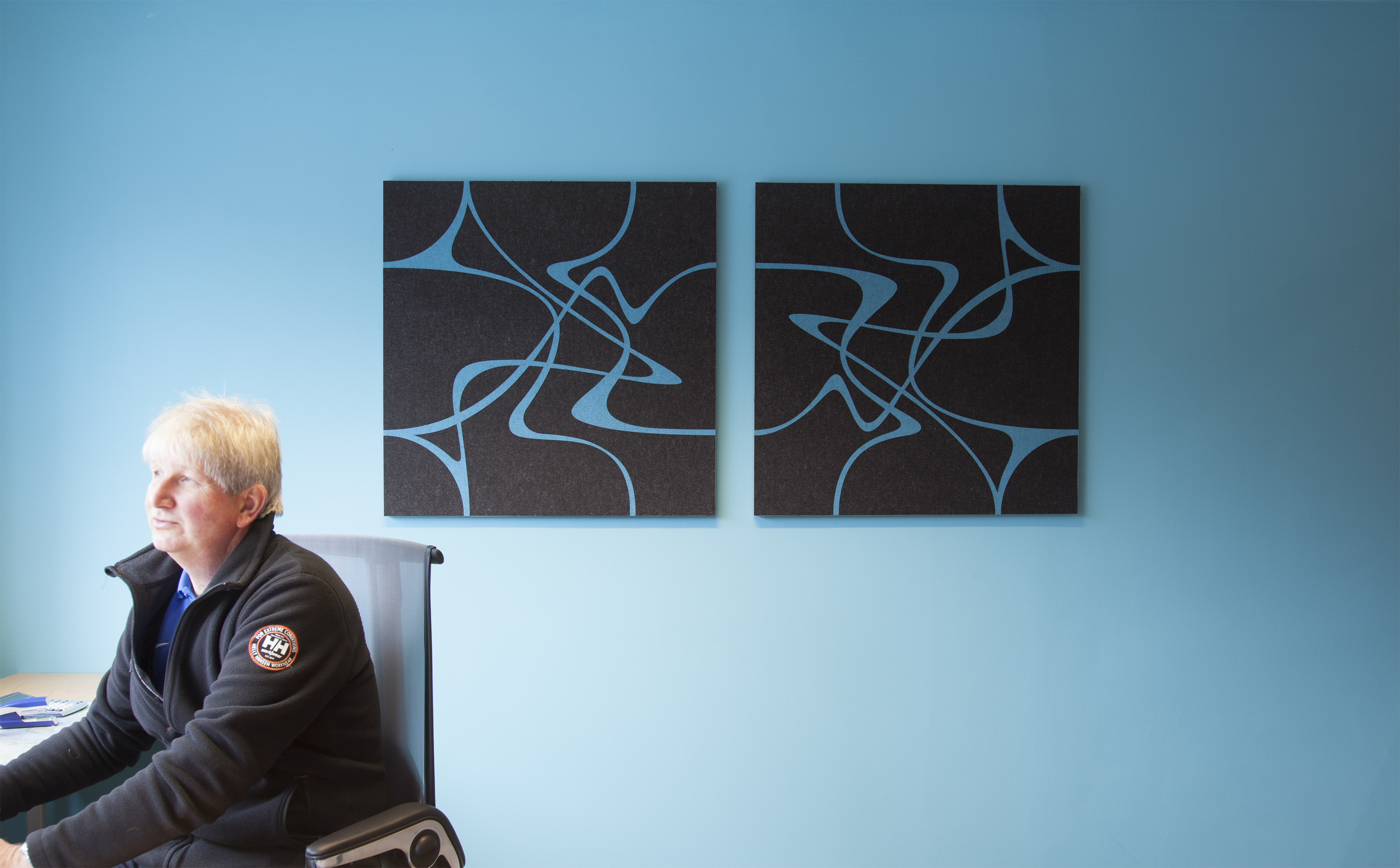 akustikmoduler Twister i filt på blå væg